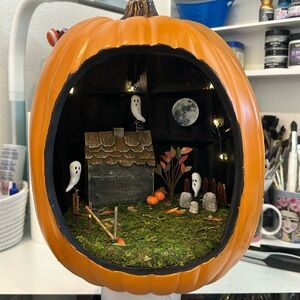 Light-up Pumpkin Diorama